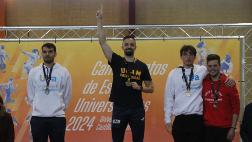 Álvaro Ibáñez, en el pódium tras plocamarse campeón de España universitario