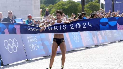 María Pérez cruza la línea de meta para conseguir el oro en París 24 