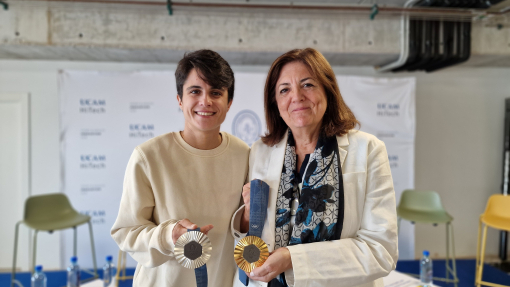 María Dolores García, presidenta de la UCAM, posa junto a María Pérez, doble medallista olímpica.