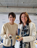 María Dolores García, presidenta de la UCAM, posa junto a María Pérez, doble medallista olímpica.