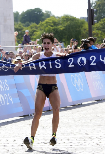 María Pérez cruza la línea de meta para conseguir el oro en París 24 