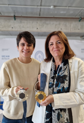 María Dolores García, presidenta de la UCAM, posa junto a María Pérez, doble medallista olímpica.