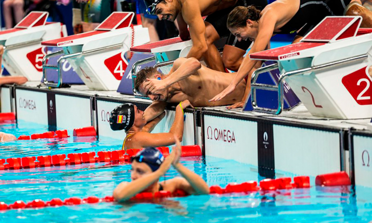 Iñigo Llopis y Sarai Gascón celebran el bronce en el 4x100 metros estilos relevos mixtos en París / Comité Paralímpico Español